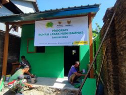 Bersama Warga, Babinsa Kajuara Bantu Bangun Rumah Tidak Layak Huni Di Desa Pude