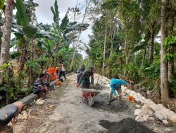 Babinsa Koramil 21/Palakka Bersama Masyarakat membuat Talud jalan Tani