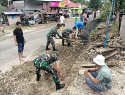Peduli lingkungan, Babinsa 1407-04/Tellusiatinge Bersama Warga Laksanakan Karya Bakti Pembersihan Jalan