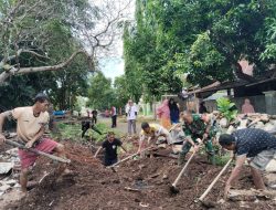 Antisipasi Banjir, Babinsa Koramil-01/Sinjai Utara Kodim 1424/Sinjai Bersama Warga Bersihkan Selokan