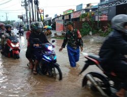 Sigap Babinsa 1422-04 Mandai Bantu Warga Dorong Motor Yang Mogok Akibat Genangan Air