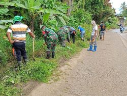 Anggota Koramil 1419-03/Baraka Bersama Warga Bersihkan Selokan