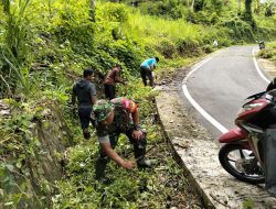 Babinsa Koramil 1424-03/Sinjai Tengah Kodim 1424/Sinjai Bersama Warga Bersihkan Selokan