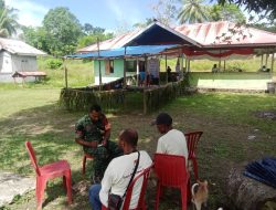 Babinsa Manokwari Utara Jalin Hubungan Yang Harmonis Dengan Kepala Kampung Tanah Rubuh