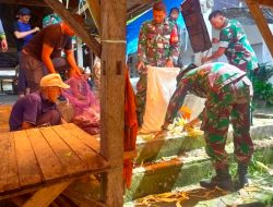 Anggota Koramil 01 Maiwa Melaksanakan Karya Bakti Pembersihan Sampah Pasar Maroangin
