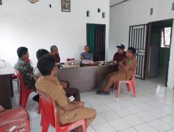 Babinsa Koramil-07 Kodim 1404/Pinrang Bersama Tiga Pilar Desa Pakeng Jalin Keakraban dengan Warga Lewat Komsos