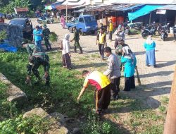Personel Koramil 1424-03/Sinjai Tengah Kodim 1424/Sinjai Gelar Karya Bakti Pembersihan Pasar
