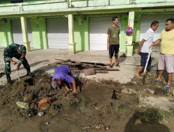 Anggota Koramil /02 Enrekang Karya Bakti Bersihkan Selokan