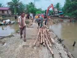Babinsa Longkali Gotong Royong Bersama Warga Membuat Jalan Penghubung Antar Desa