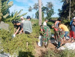 Lancarkan Usaha Tani, Babinsa Koramil-06 Kodim 1404/Pinrang Gotong-royong Perbaiki Jalan Area Pertanian