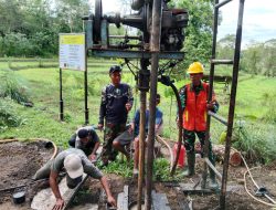 Babinsa Aska Koramil-05/Sinjai Selatan Kodim 1424/Sinjai Dampingi Pembuatan Sumur Bor Di Area Persawahan Petani