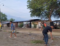 Babinsa Koramil 1424-04/Sinjai Timur Kodim 1424/Sinjai Bersama Masyarakat Bersihkan Lahan Parkir Pantai Marannu