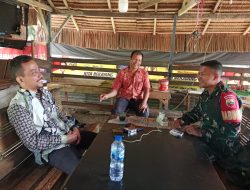 Babinsa Komsos Di Warung Kopi Eratkan Silahturahmi Bersama Warga