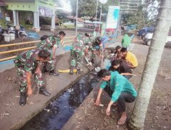 Peduli Kebersihan Lingkungan, Koramil-05 Kodim 1404/Pinrang Laksanakan Kerja Bakti Bersihkan Saluran Air Bersama Warga