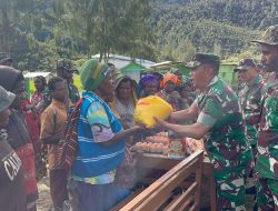DANRAMIL 1703-04/ARADIDE BERSAMA ANGGOTA BABINSA NYA MELAKSANAKAN KEGIATAN PEMBAGIAN BINGKISAN NATAL KEPADA MASYARAKAT BINAAN