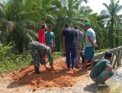 Respon Cepat Kesulitan Warga, Koramil 09/Trumon Tengah Turun Bantu Perbaiki Jembatan Ambruk