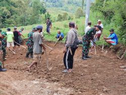 Personel Koramil 1424-06/Sinjai Borong Kodim 1424/Sinjai Bersama Aparat Kewilayahan Bersihkan Kiri Kanan Jalan