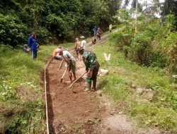 Babinsa Tompobulu Posramil 1424-01/Bulupoddo Kodim 1424/Sinjai Gelar Karya Bakti Pembersihan Dan Pemasangan Mal Pengecoran Jalan Tani