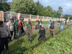 Sinergitas TNI-POLRI dari Koramil-01/Suppa dan Polsek Bersama Warga Membersihan Saluran Air