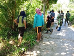 Anggota Koramil 1419-03/Baraka Bersama Warga Bersihkan Selokan