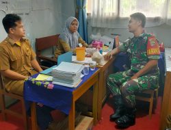 Jalin Silahturahmi Yang Baik, Babinsa Melaksanakan Komunikasi Sosial (Komsos) Dengan Guru SMK 4 Pariaman di Desa Taluak