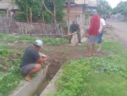 Danramil-02/Mattiro Sompe Kodim 1404/Pinrang Pimpin Kerja Bakti Bersihkan Saluran Air