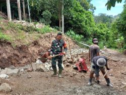 Babinsa Koramil-03/Sinjai Tengah Kodim 1424/Sinjai Bersama Warga Karya Laksanakan Bakti Pembuatan Talud dan Drainase