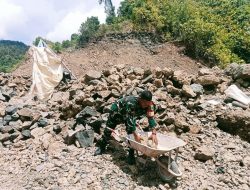 Wujudkan Manunggal TNI-Rakyat, Babinsa Koramil 06/Kofiau Bantu Warga Bangun Rumah