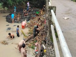 Jembatan Tersumbat Tumpukan Sampah, Babinsa Bersama Warga Sigap Lakukan Gotong Royong