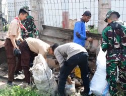 Sambut Hari Juang TNI AD Ke-79, Personel Kodim Merauke Karya Bakti Bersihkan Pantai dan Pasar