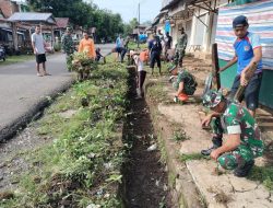 Personil Pos Ramil 1424-05/Tellullimpoe Kodim 1424/Sinjai Gelar Karya Bakti Pembersihan Saluran Air