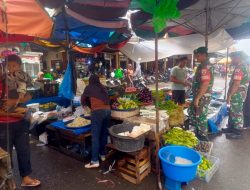 Babinsa Koramil 01/Pariaman Monitoring Bahan Pokok Di Pasar Kurai Taji