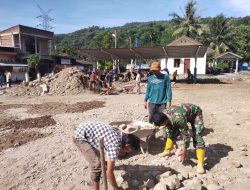 Babinsa Koramil 16/Tangse Bersama Warga Gelar Gotong Royong di Halaman Masjid Mujiyatul Anam