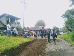 Babinsa Batubelerang Koramil-06/Sinjai Borong Kodim 1424/Sinjai Gelar Karya Bakti Pembersihan Dan Perbaikan Parit Jalan
