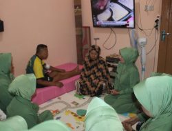 Berikan Motivasi Dan Semangat, Ketua Persit KCK Cabang XXXIX Kodim 1404/Pinrang Jenguk Anggota Yang Sakit