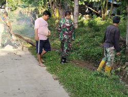 Anggota Koramil /02 Enrekang Karya Bakti Bersihkan Selokan