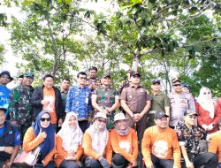Dandim 1404/Pinrang Bersama Forkopimda Pinrang Hadiri Gerakan Peduli Lingkungan Dan Memasyarakatkan Makan Ikan