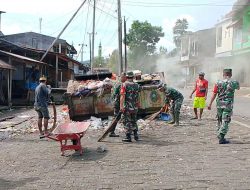 Personel Koramil-02/Sinjai Barat Kodim 1424/Sinjai Bersama Masyarakat Laksanakan Karya Bakti Pembersihan Pasar Arabika