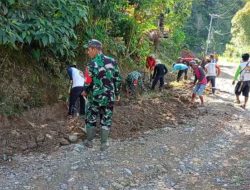 Anggota Koramil 1419-03/Baraka Bersama Warga Bersihkan Selokan