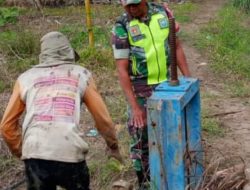 Babinsa Kluet Timur dan Petani Bersama-sama Mengecek Pintu Air Sawah Untuk Kelancaran Irigasi
