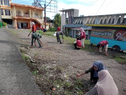 Personel Koramil-06/Sinjai Borong Kodim 1424/Sinjai Gelar Karya Bakti Pembersihan Pasar Di Sinjai Borong