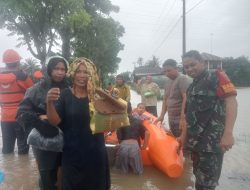 Babinsa 1405-07/Tanete Rilau Pantau Wilayah Pasca Hujan Deras, Akses Jalan Terputus, Evakuasi Warga Gunakan Perahu Karet