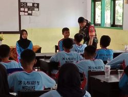 Babinsa Koramil 1707-02/Merauke Latih Baris Berbaris Siswa-Siswi SMP Al-Ma’arif NU Merauke