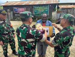 DANDIM 1703/DEIYAI MENYALURAN BANTUAN TALI ASIH BERUPA PEMBERIAN SEMBAKO KEPADA PURNAWIRAWAN TNI DAN TOKOH BERPENGARUH DI WILAYAH KAB. DEIYAI