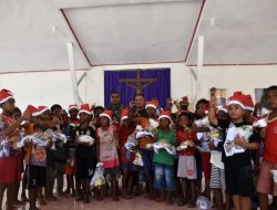 Kodim 1707/Merauke Bagikan Bingkisan Natal Kepada Anak-Anak Kampung Urumb