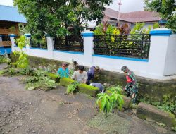 Cegah Banjir, Babinsa Koramil 1424-01/Sinjai Utara Kodim 1424/Sinjai Gelar Karya Bakti Pembersihan Selokan