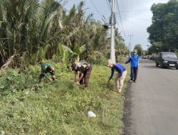 Babinsa Lappa Koramil 1424-01/Sinjai Utara Kodim 1424/Sinjai Bersama Warga Laksanakan Karya Bakti Pembersihan Jalan