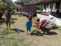 Babinsa Manokwari Utara Bersama Masyarakat Bersihkan Lingkungan Gereja