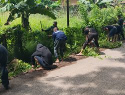 Jumat Bersih Anggota Koramil 01 Maiwa Melaksanakan Karya Bakti Pembersihan Selokan