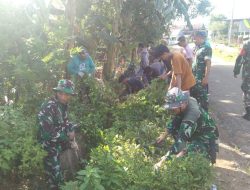 Cegah Banjir dan Wabah Penyakit, Koramil-03 Kodim 1404/Pinrang bersama Warga Kerja Bakti Pembersihan Saluran Air